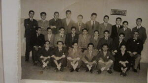 Fotografía de graduación. 1956. Escuela Normal de Maestros Nº 3. Última fila, de brazos cruzados