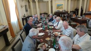 Ochenta años con camaradas y amigos en el comedor del Centro Naval