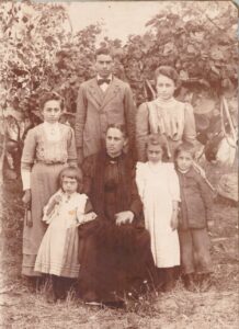 Mi abuela, Rachele Rosalbina Consiglio, nacida en Maierá, en 1867, con sus hijos Josefina, Agustín, Elena, Vicentina, Yolanda y Leopoldo, mi padre, nacido el 1º de septiembre de 1907. Fotografía tomada en la casa solariega de Alorio
