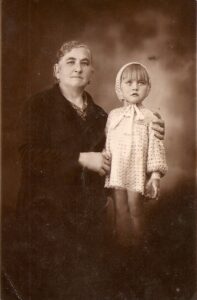 Abuela materna, Judith Marin, nacida en San Martino di Lupari (Padua), en 1877, con su nieta mayor, Noelia Judith Zara