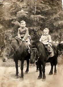 Con mi hermano Eugenio Ricardo Leopoldo, nacido el 4 de noviembre de 1943, en el Jardín de Niños de Rosario, hacia 1945